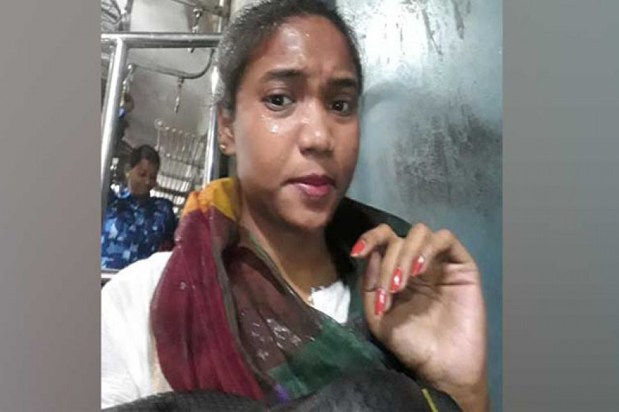 চলন্ত ট্রেনে তরুণীর গাঁয়ে ছোড়া হল প্যাকেট-বন্দি প্রস্রাব