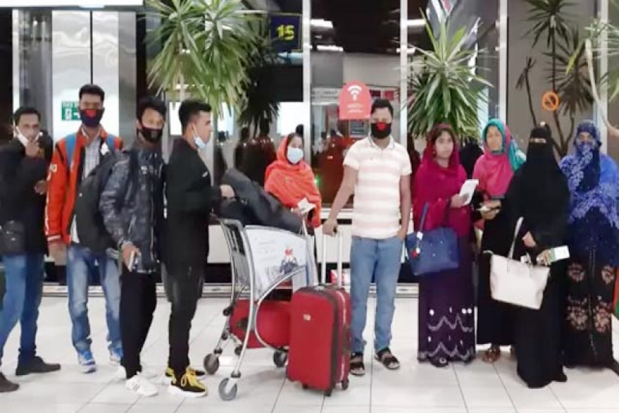 বাহরাইন বিমানবন্দরে আটকে পড়া সৌদি আরবগামী ৬৮ বাংলাদেশির কয়েকজন। 