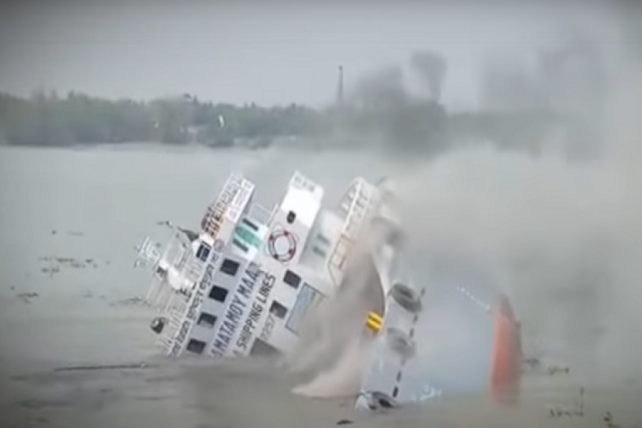 ভারতীয় জাহাজের ধাক্কায় ডুবে গেল বাংলাদেশি বার্জ