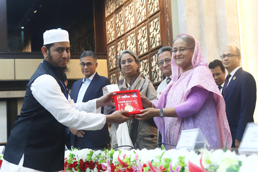 প্রধানমন্ত্রী স্বর্ণপদক পেলেন চবি ছাত্র ঈসা