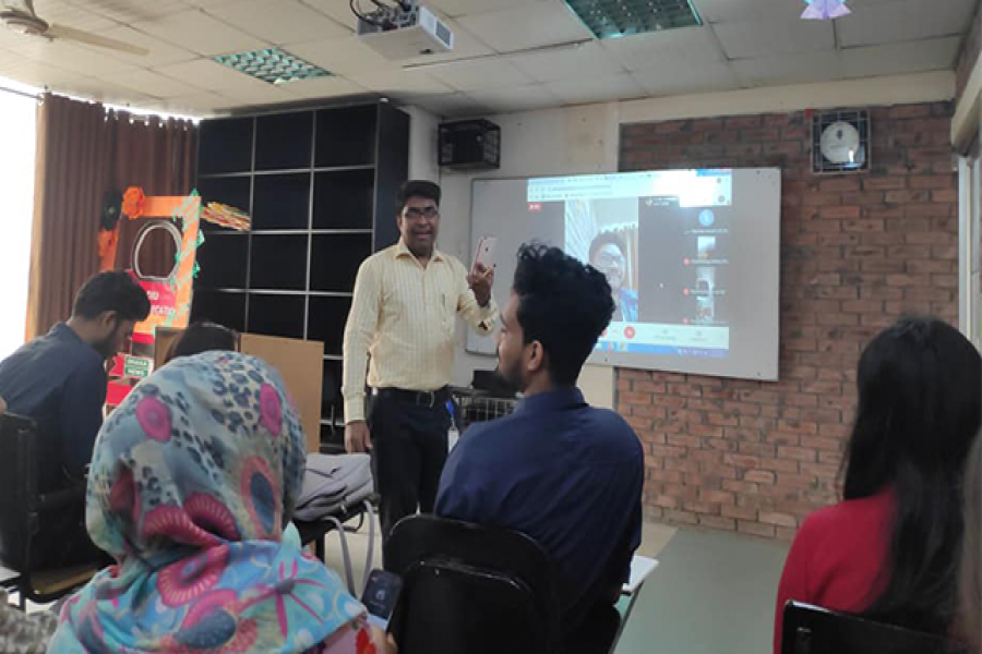 ধানমন্ডির সোবহান বাগের ক্যাম্পাসে অনলাইন ডেমো ক্লাস নিচ্ছেন সাংবাদিকতা ও গণযোগাযোগ বিভাগের প্রধান ড. ইসলাম