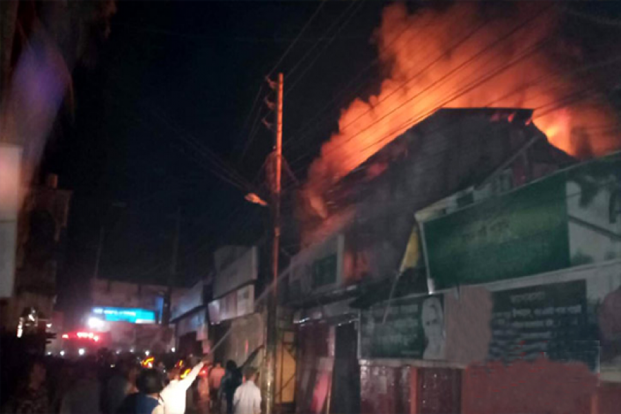 আওয়ামী লীগ কার্যালয়ে আগুন