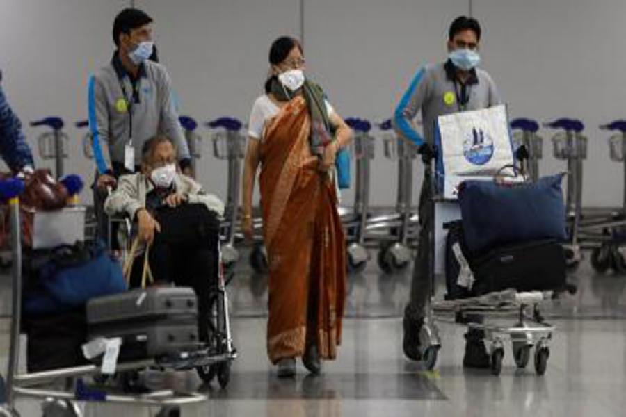 করোনায় আক্রান্ত তরুণ ঘুরছিলেন মায়ের সঙ্গে!