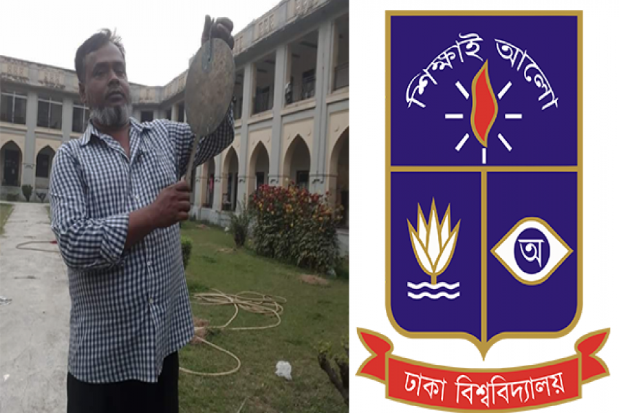 এসএম হলের এক কর্মচারী ঘন্টা বাজিয়ে বন্ধের ঘোষণা দিচ্ছেন
