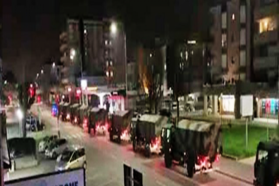 ট্রাকে ভরে লাশ নিয়ে যাচ্ছে ইতালীয় সেনাবাহিনী