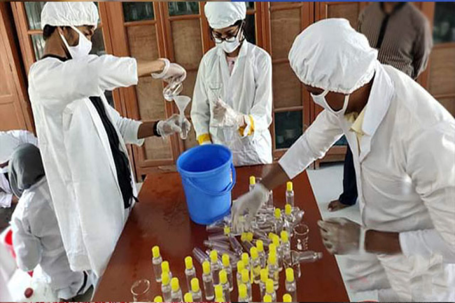 গ্রামে গিয়ে হ্যান্ড স্যানিটাইজার তৈরিতে নেতৃত্ব দিচ্ছেন ঢাবি ছাত্রী