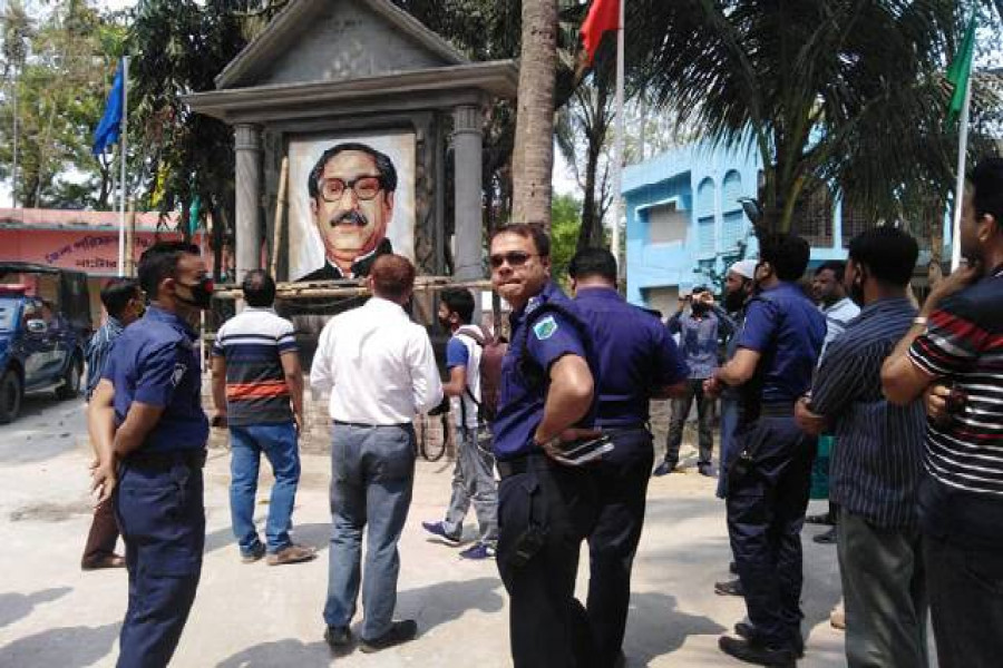 নির্মাণাধীন ‘বঙ্গবন্ধু ম্যুরাল’ ভাঙচুর