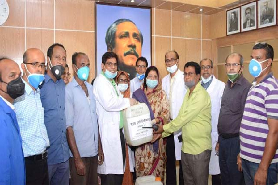 চবির প্রস্তুতকৃত ১ হাজার বোতল হ্যান্ড স্যানিটাইজার চসিককে হস্তান্তর