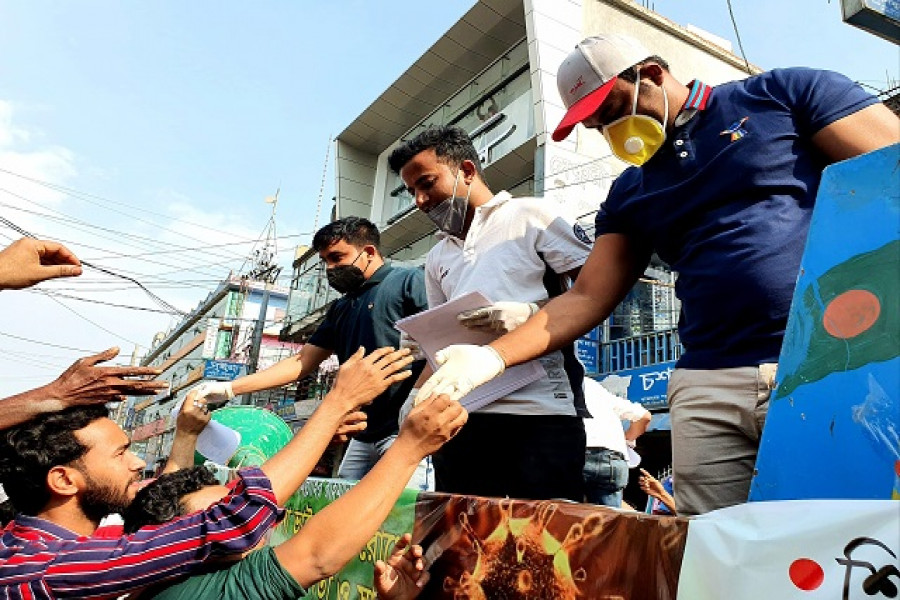 করোনা: বিনামূল্যে হ্যান্ড স্যানিটাইজার বিতরণ করছে ছাত্রলীগ সভাপতি রাসেল