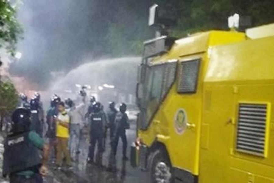 জলকামান দিয়ে স্যানিটাইজার ছেটাবে পুলিশ