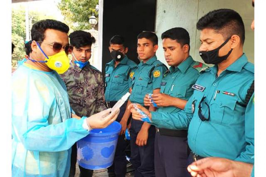 করোনা সচেতনতায় মাস্ক ও হ্যান্ড স্যানিটাইজার বিতরণ রাব্বানীর