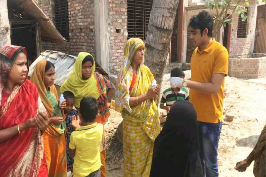 ৫০০ পরিবারের মাঝে হ্যান্ড স্যানিটাইজার বিতরণ ছাত্রলীগ নেতা মাইনুলের