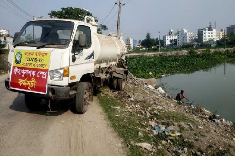 জীবাণুনাশক স্প্রে কর্মসূচির ব্যানারে পৌরসভার গাড়িতে নোংরা ডোবার পানি তোলা হচ্ছে