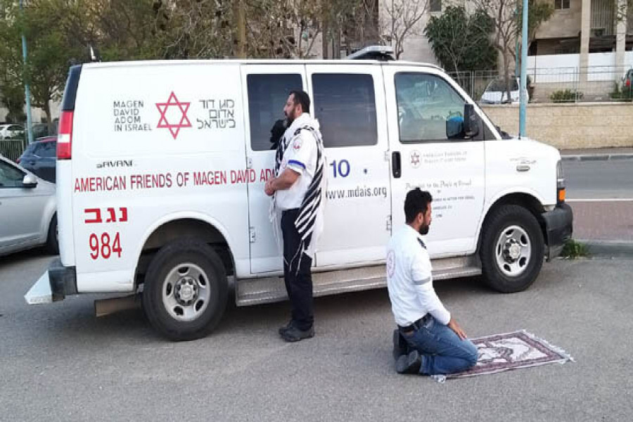 ইহুদি ও মুসলিমের পাশাপাশি প্রার্থনার যে দৃশ্য নাড়া দিল বিশ্বকে