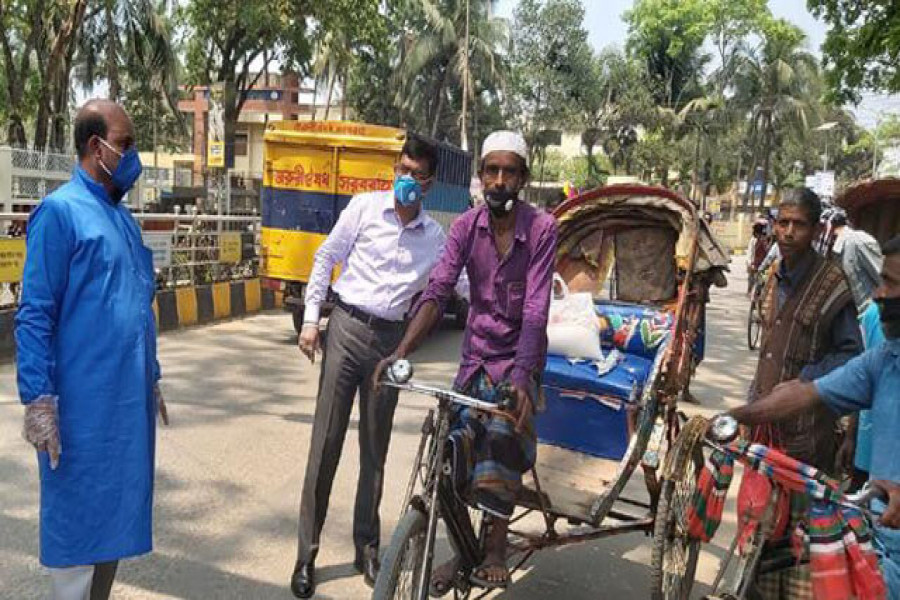রিকশাচালকদের চাল দিয়ে বাড়ি ফেরত পাঠালেন ডিসি