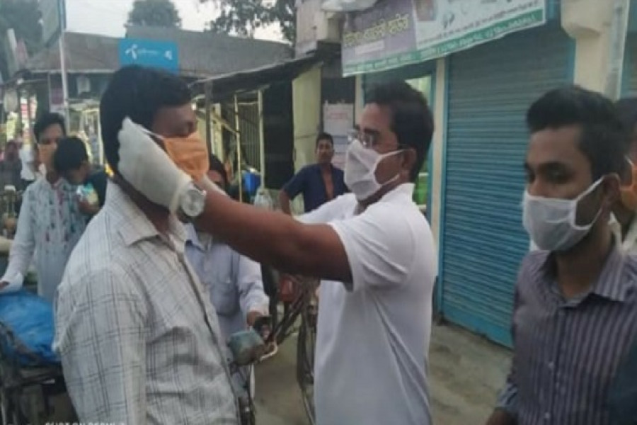 মাস্ক ও লিফলেট বিতরণ করলেন মুক্তিযুদ্ধ মঞ্চের সাধারণ সম্পাদক আল মামুন 