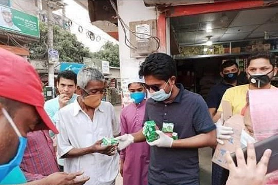 দিন মজুরদের সাবান দিলেন ঢাকা জেলা উত্তর ছাত্রলীগ সভাপতি