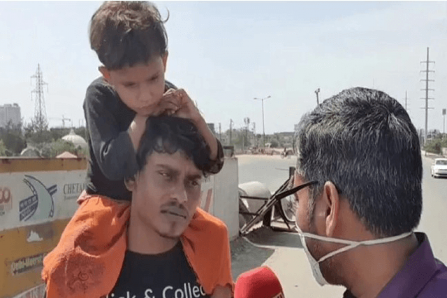 করোনা: বাড়ি ফিরতে ছেলেকে কাঁধে নিয়ে ২ দিন হাঁটলেন বাবা!