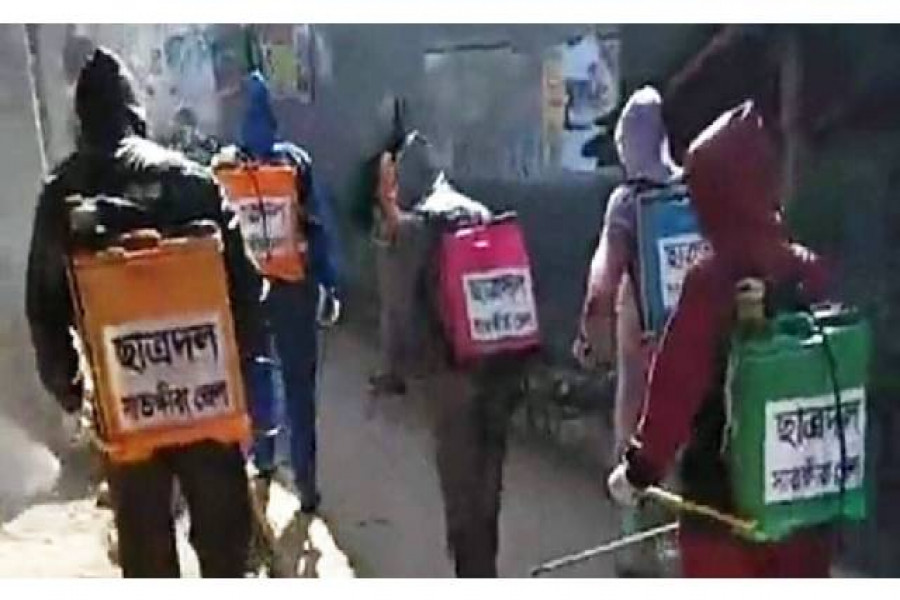 করোনা প্রতিরোধে জীবাণুনাশক স্প্রে ছেটাচ্ছে ছাত্রদল