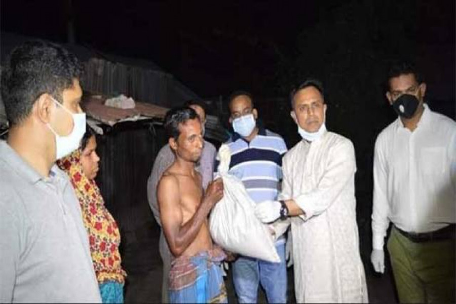গভীর রাতে দরিদ্রদের বাড়িতে খাবার নিয়ে হাজির পুলিশ সুপার