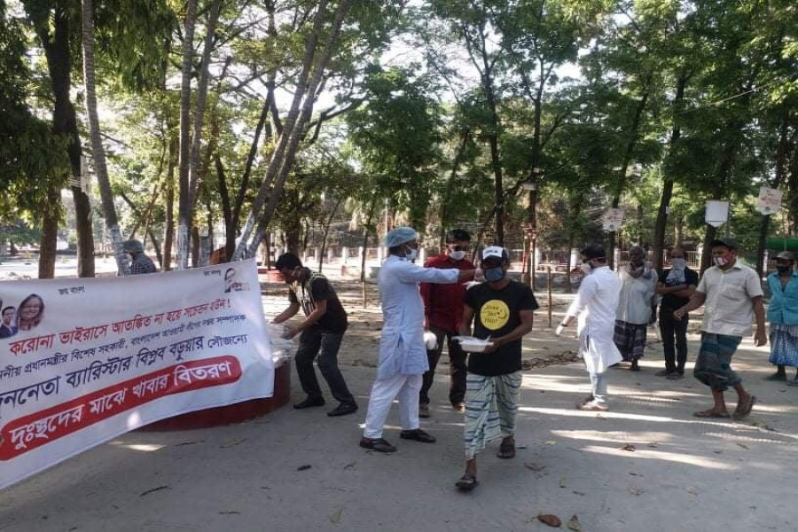 ঢাবিতে দুস্থদের মাঝে খাবার বিতরণ করছেন কাউন্সিলর আসাদ