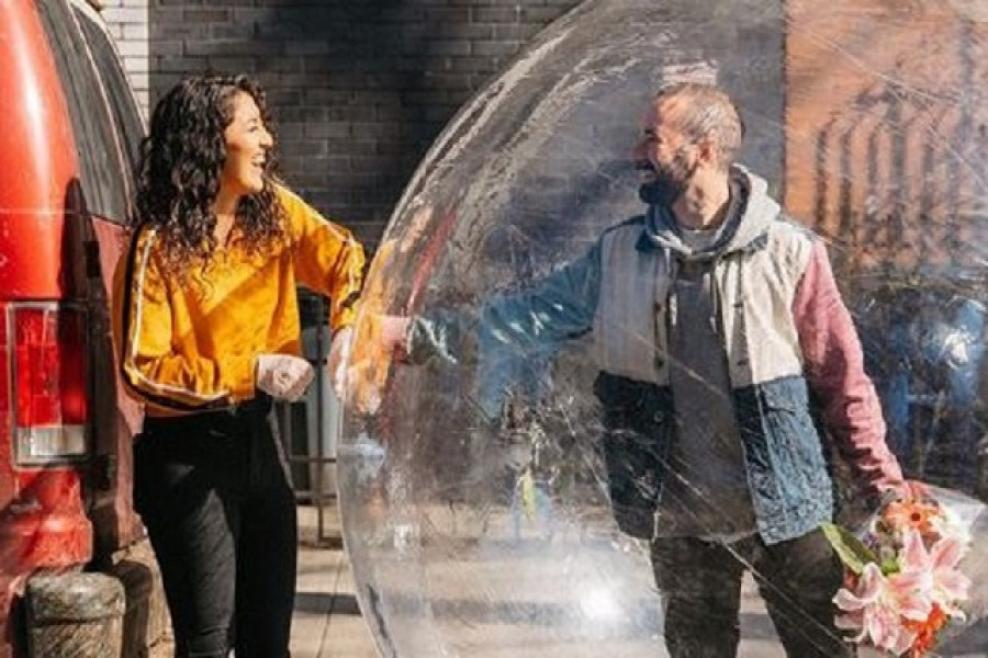 করোনা: ছাদ পেরিয়ে প্রেম, বেলুনে দুর্ধর্ষ ডেটিং!