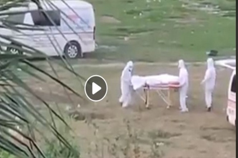 রাজধানীতে পিপিই পরে নারীর লাশ দাফন
