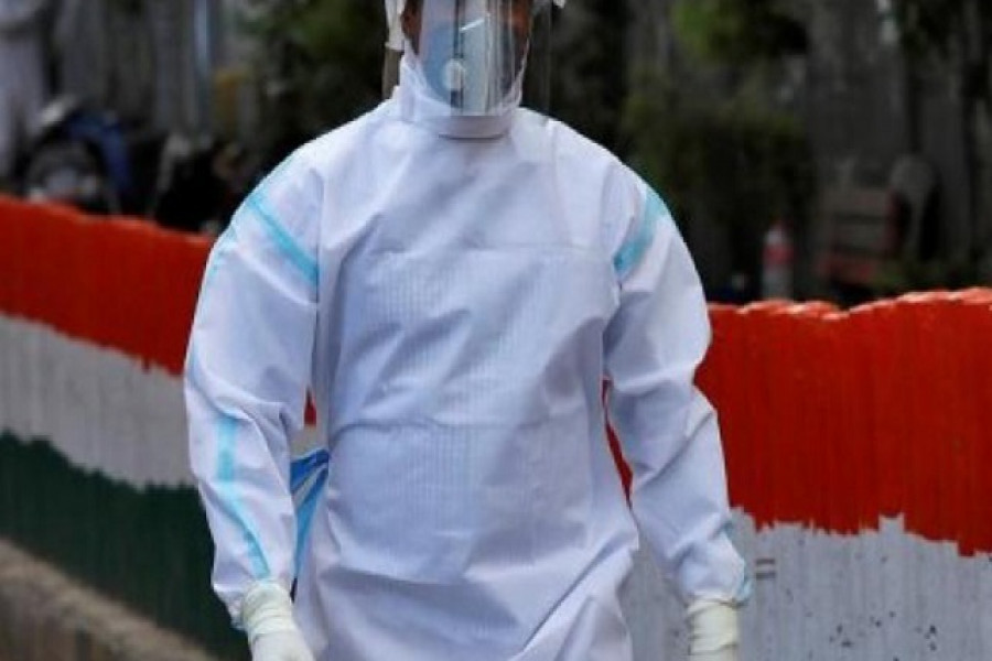 পিপিই নেই, রেইনকোর্ট-হেলমেট পরে লড়ছেন ভারতীয় চিকিৎসকরা