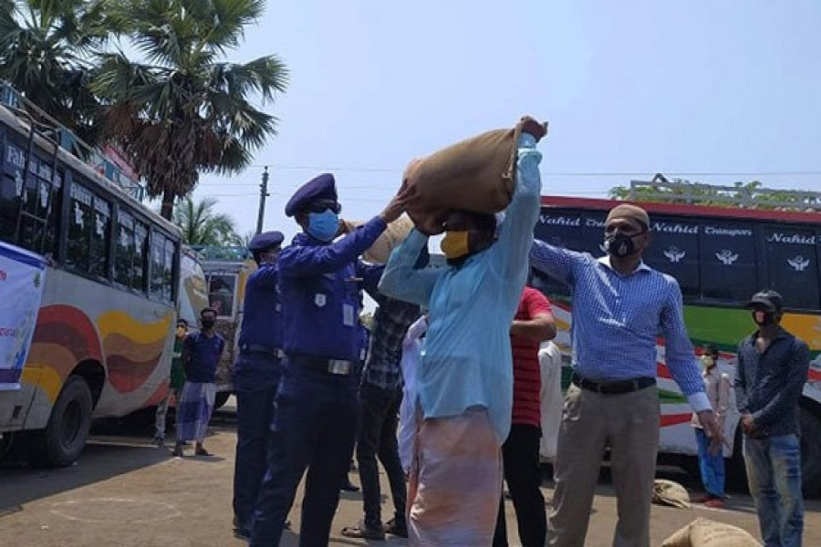 পরিবহন শ্রমিকদের মাঝে নিজেদের রেশন বিতরণ করল পুলিশ