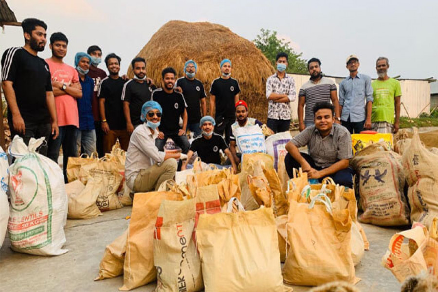 পাবনা জেলা স্কুলের ‘১৩ ব্যাচের উদ্যোগে খাদ্যসামগ্রী বিতরণ