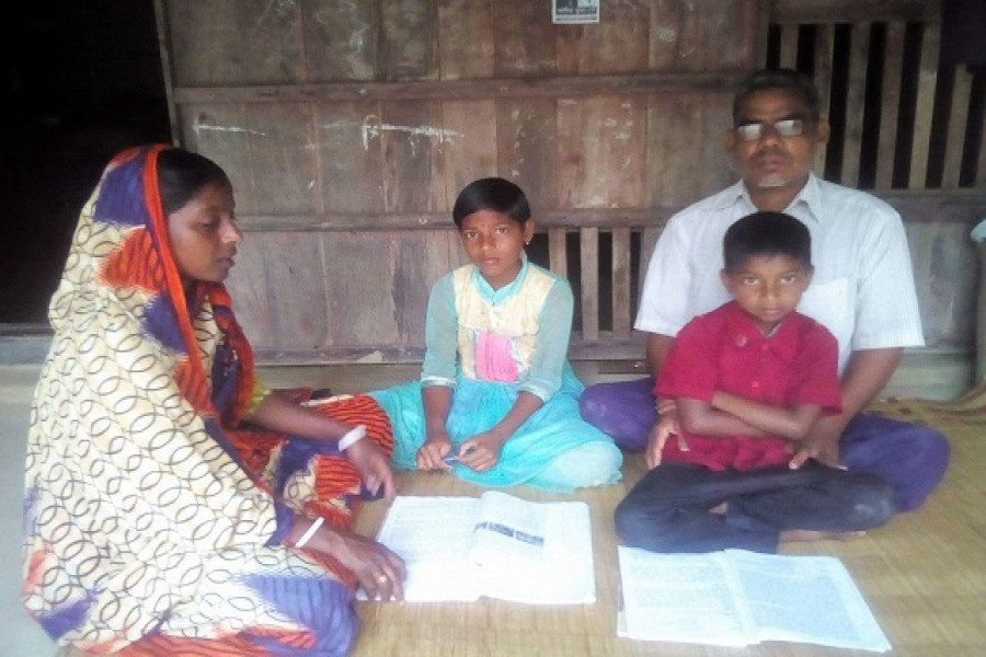 পরিবারের সঙ্গে ইংরেজি শিক্ষক সুকুমার মন্ডল