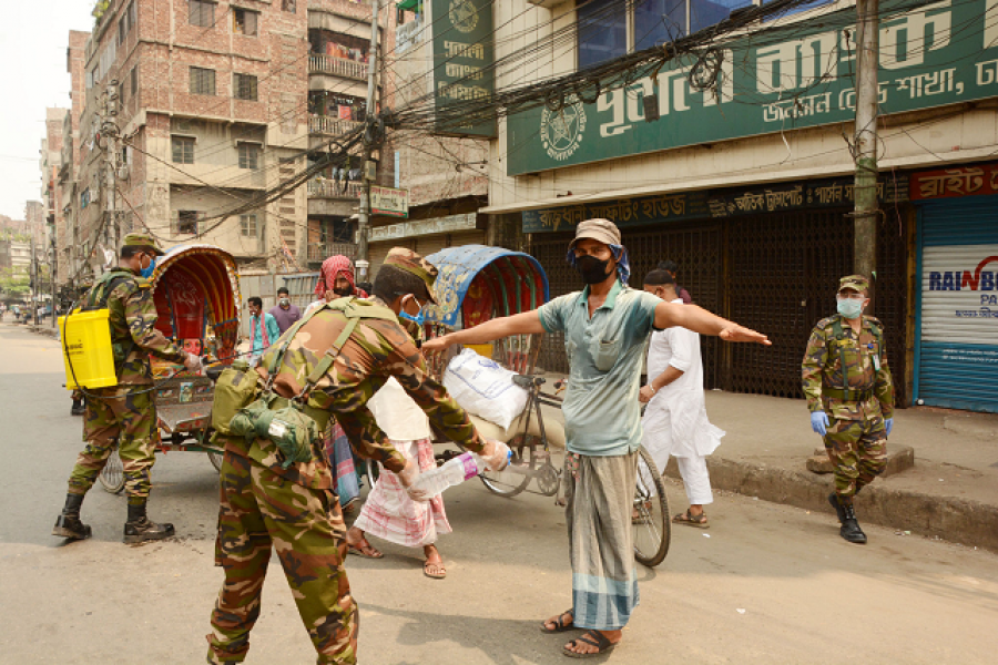 করোনা প্রতিরোধে রাজধানীতে রিকশা চালকদের মাঝে স্প্রে প্রদান করে সেনাবাহিনী