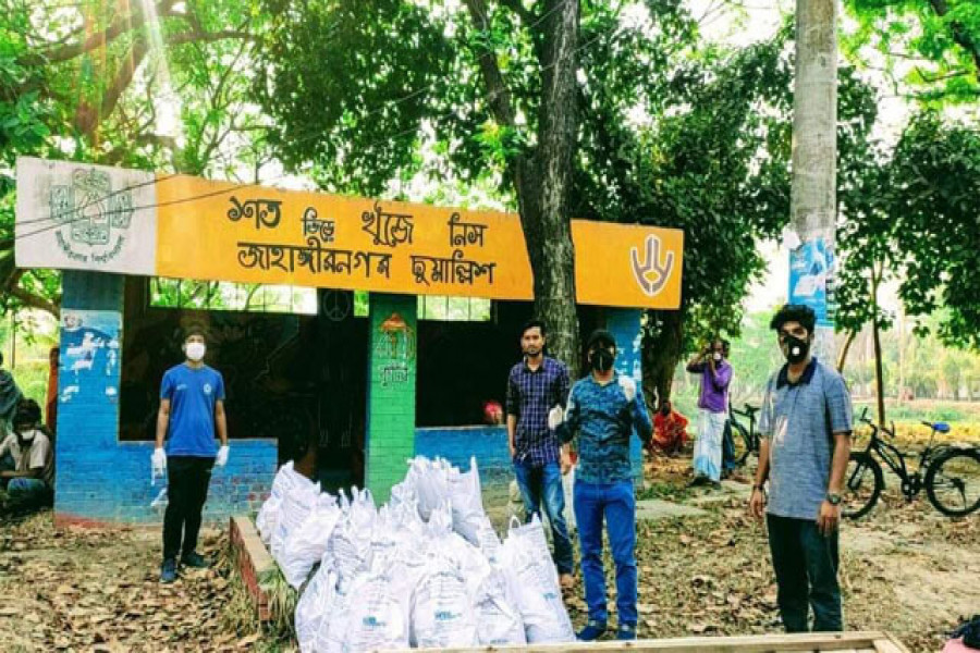 জাবির ৪৪ ব্যাচের বর্ষপূর্তির অর্থ দিয়ে ত্রাণ বিতরণ 