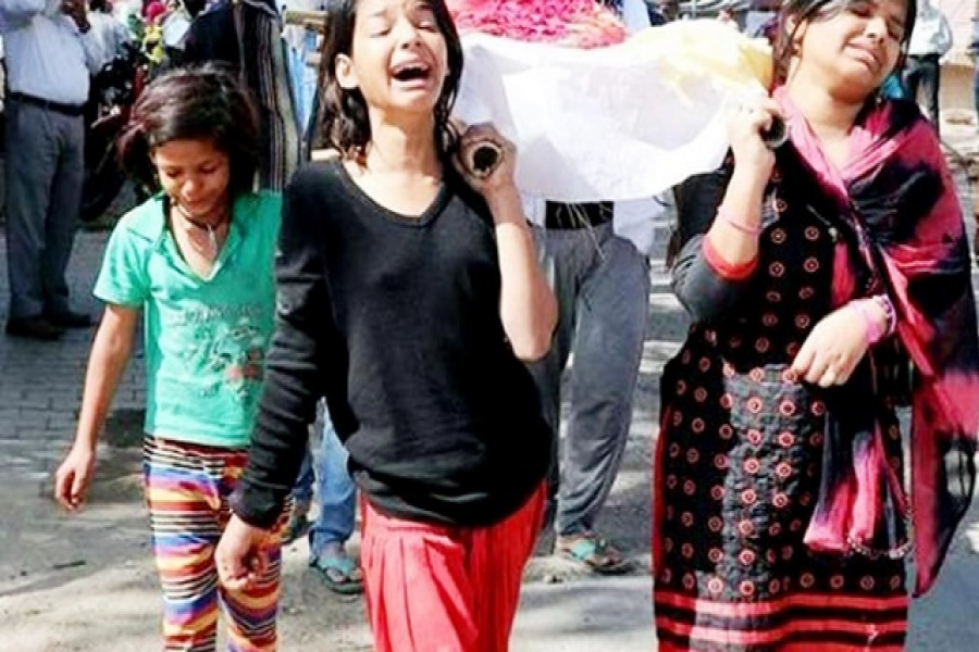 করোনা আতঙ্কে এলো না কেউ, চার মেয়ের কাঁধে বাবার লাশ