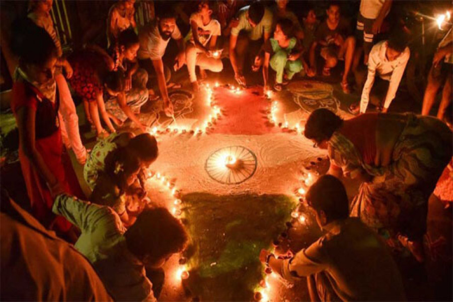 করোনা ‘ঠেকাতে’ আলো-বাজি-পটকা-হুল্লোড়ে মেতে উঠল ভারত