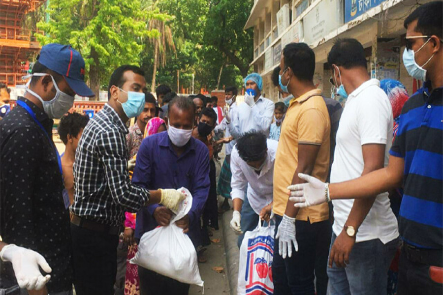 ঢাবি ক্যাম্পাসে অসহায়দের মাঝে খাদ্যসামগ্রী বিতরণ ছাত্রদলের