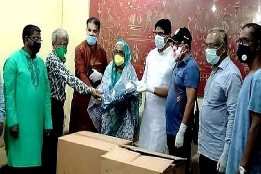 ২৫০ সেট পিপিই দিলো যশোর বিএনপি