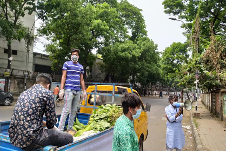 বাড়িতে শাক-সবজি পৌছে দিচ্ছেন কাউন্সিলর আসাদ