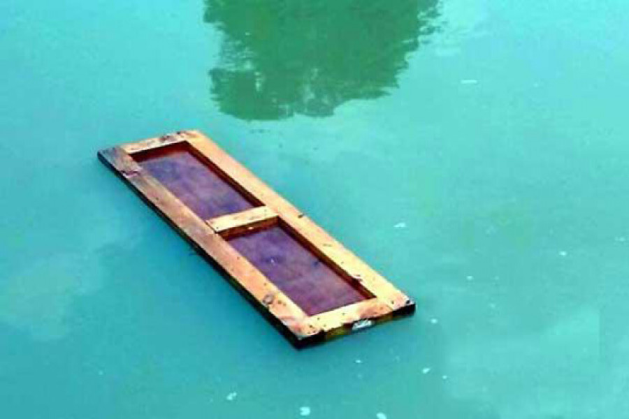 ভারত থেকে নদীতে ভেসে এলো কফিন, এলাকাবাসীর মধ্যে আতঙ্ক