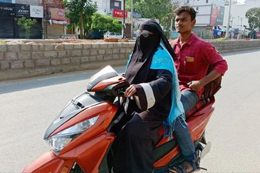 করোনা: আটকে পড়া ছেলেকে আনতে ১৪শ’ কি.মি. স্কুটার চালিয়ে গেলেন মা