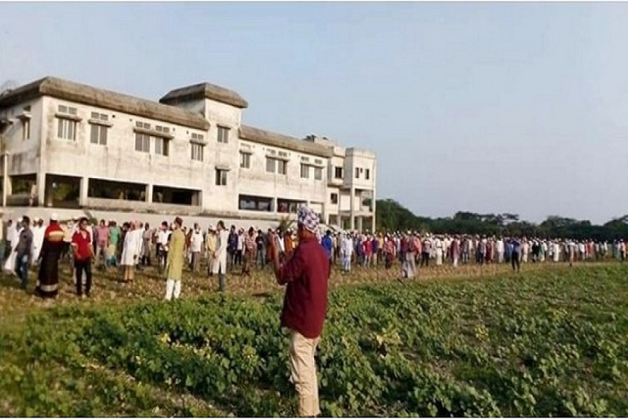 আ.লীগ নেতার জানাজায় মানুষের ঢল, পরে জানা গেল করোনা!