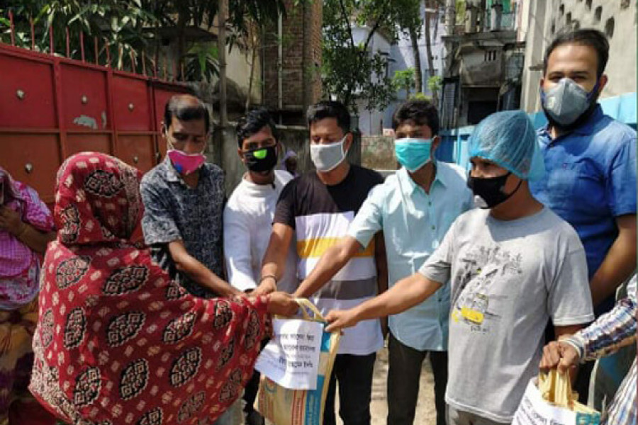 কর্মহীনদের মধ্যে খাদ্যসামগ্রী বিতরণ করলেন ছাত্রদল নেতা ইস্তিয়াক