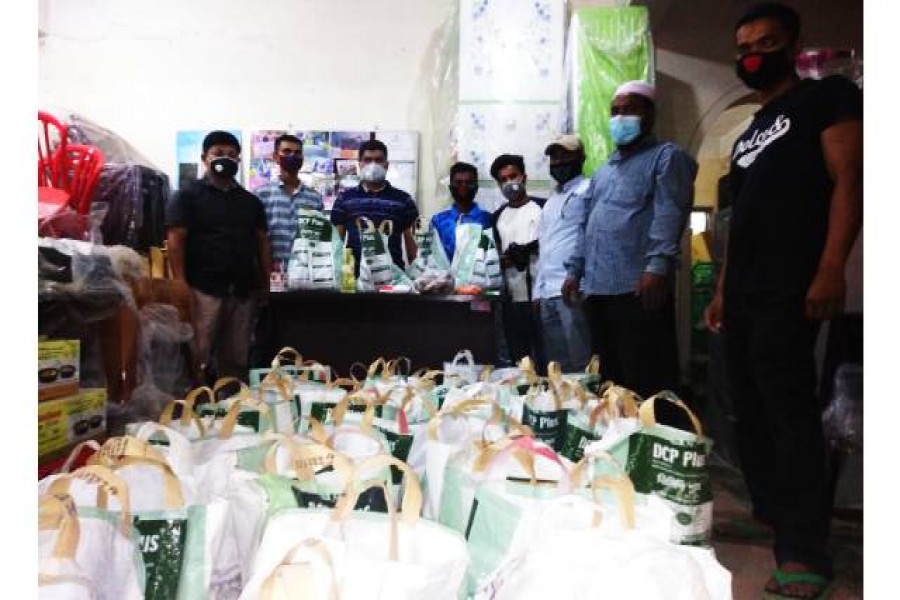 দুস্থদের মাঝে ত্রাণ বিতরণ করেছে ওয়েলফেয়ার এডুকেশন সোসাইটি