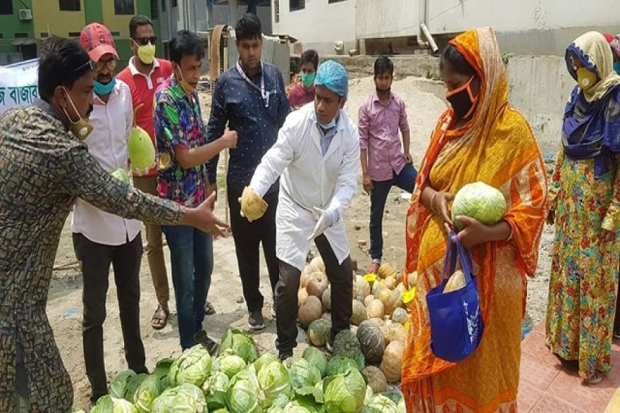 বিনামূল্যে সবজি বিতরণ করছে ইবি ছাত্রলীগ