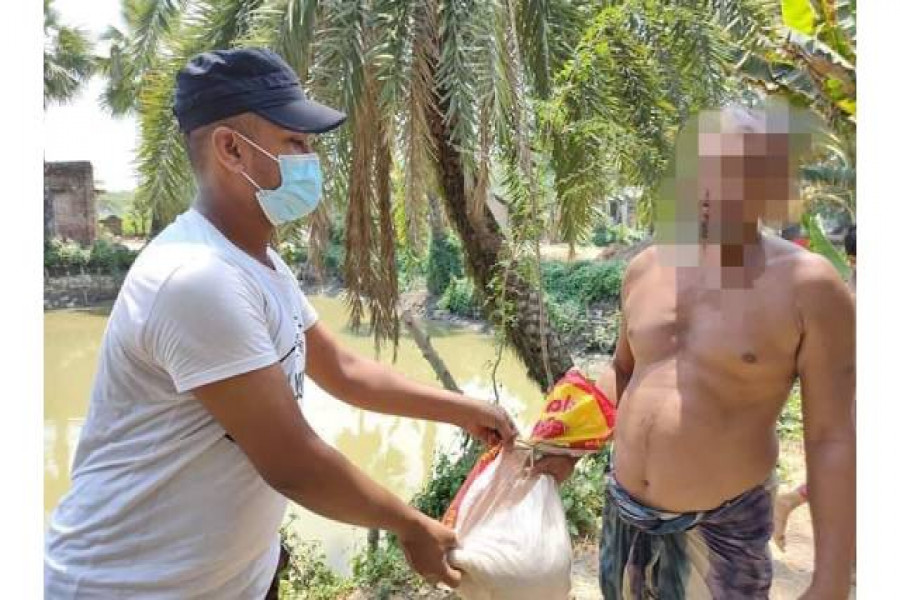 ঘরে ঘরে ত্রাণসমাগ্রী পোঁছে দিচ্ছেন ঢাবি ছাত্রলীগ নেতা