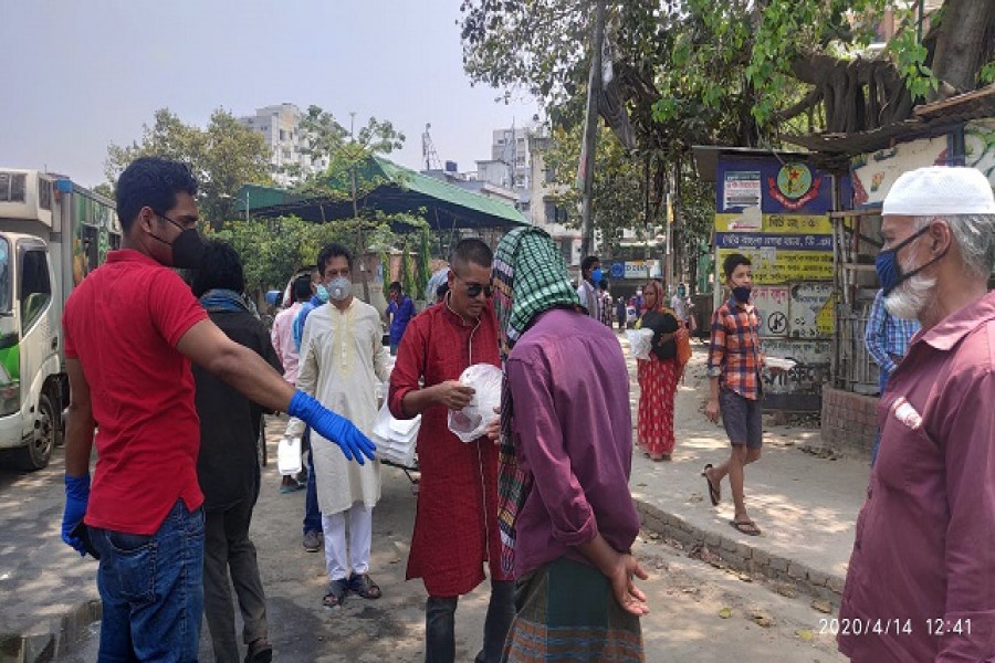 নববর্ষ উপলক্ষে ৩০০ অসহায়কে উন্নত খাবার দিলেন সাবেক ছাত্রদল নেতা