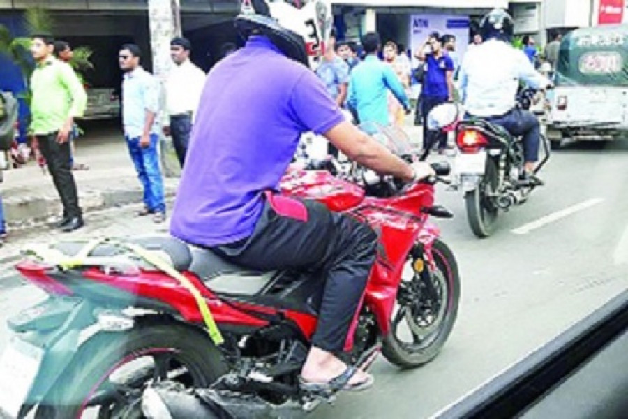 প্রয়োজন ছাড়া মোটরসাইকেল নিয়ে বের হলেই পুলিশের সঙ্গে ৮ ঘণ্টা ডিউটি