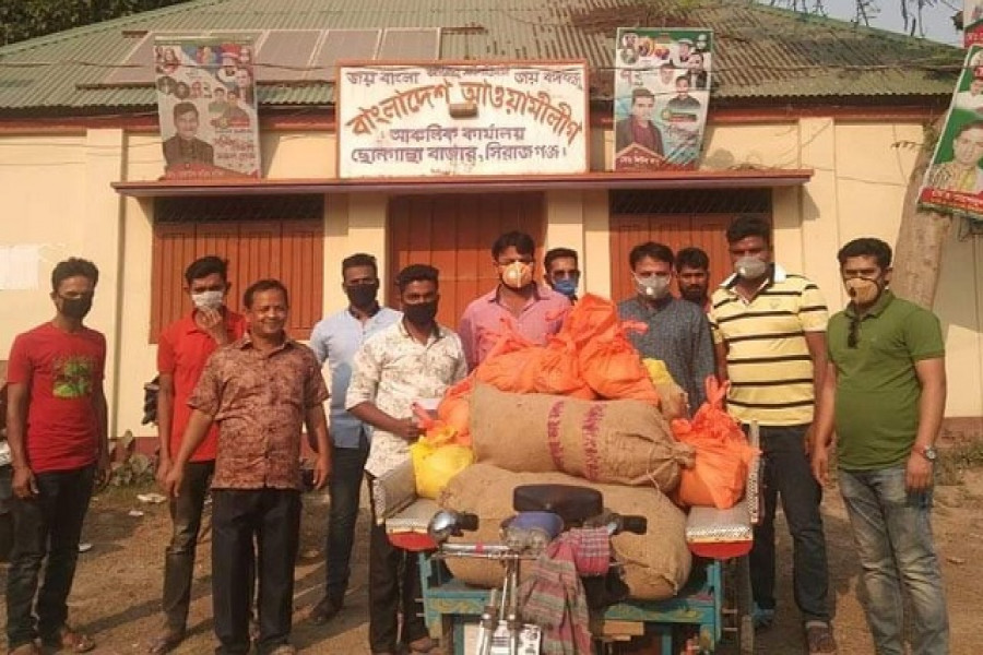 নববর্ষে খাদ্য সামগ্রী বিতরণ করলেন ছাত্রলীগ নেতা আরিফ