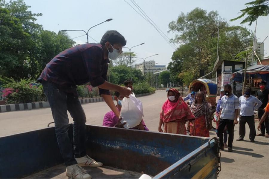 অসহায়দের হাতে খাদ্যসামগ্রী তুলে দিলেন ছাত্রদল নেতা শ্রাবণ