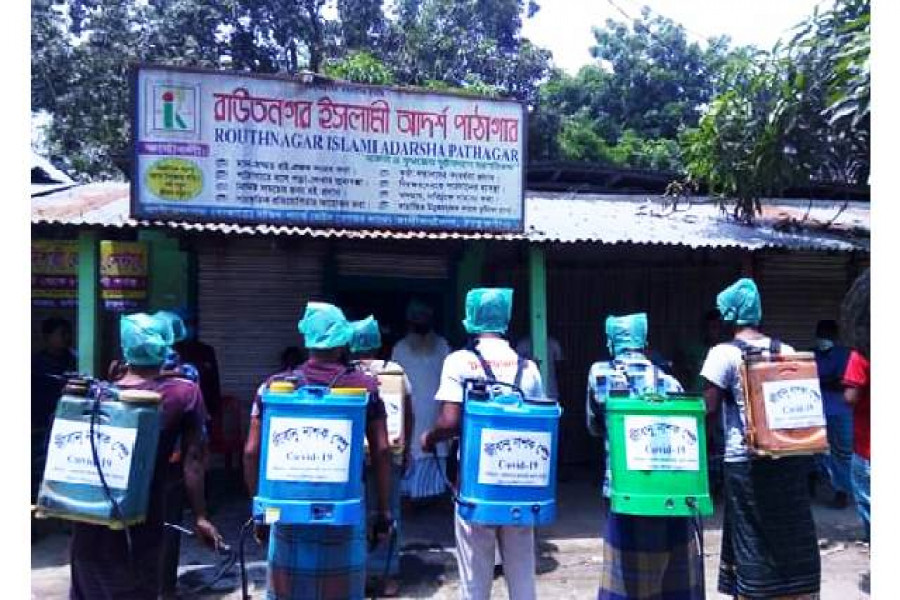 করোনা প্রতিরোধে বিদ্যালয়ে জীবাণুনাশক স্প্রে করল শিক্ষার্থীরা